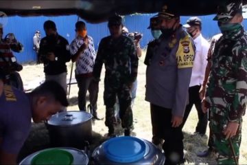TNI – Polri buka dapur umum bagi masyarakat Ternate