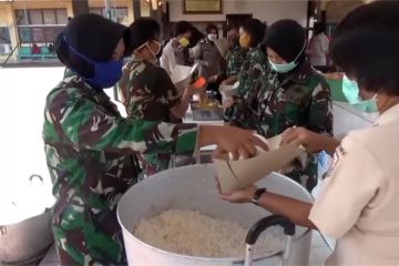 TNI Polri dirikan dapur lapangan bantu warga Jayapura terdampak COVID-19