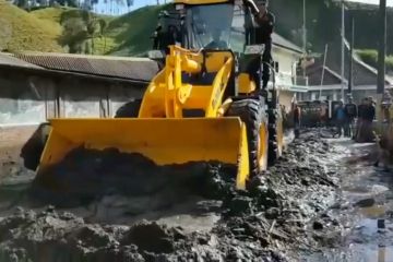 Banjir lumpur terjang permukiman di lereng Gunung Semeru