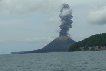 Gunung Anak Krakatau erupsi, status waspada