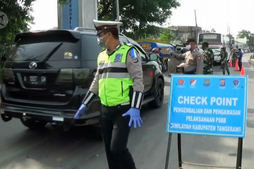 Hari pertama PSBB, bupati pantau perbatasan Tangerang-Serang
