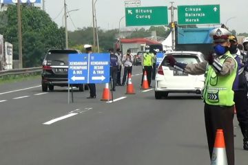 Polisi lakukan penyekatan di tol Bitung