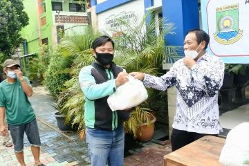 Solidaritas guru SMPN 6 Kota Tangerang berikan paket sembako ke warga