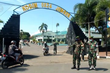 TNI razia dan bagi masker untuk pengguna jalan di Jember