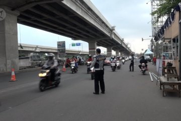 Hari pertama dilarang mudik, petugas terus berjaga