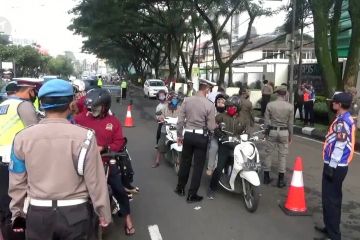 Hari pertama PSBB, Wali Kota Bandung ingatkan petugas untuk persuasif