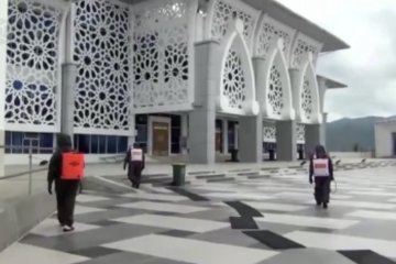 Jelang Ramadan, Brimob Polda Sultra disinfeksi 473 masjid di Kendari