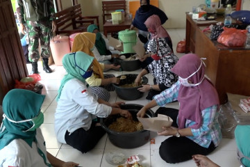 Peduli COVID-19, Desa Mangunjaya di Bekasi bagikan makanan