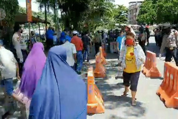 Polda Sumbar salurkan 250 nasi bungkus setiap hari