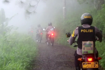 Kendarai sepeda motor, polisi bagikan sembako