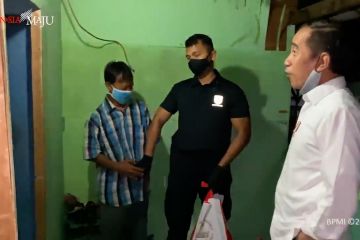 Presiden blusukan malam hari bagikan paket sembako di Bogor