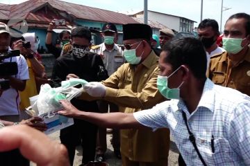 Gubernur Malut salurkan bantuan sembako kepada nelayan