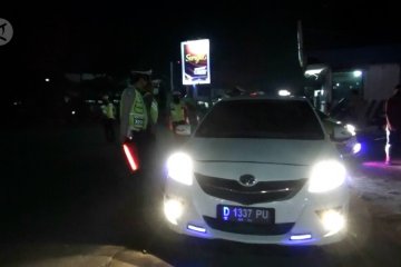 Nekat mudik, puluhan kendaraan dari zona merah dihadang polisi