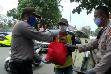 Dari rumah ke rumah, bantuan sembako diantarkan