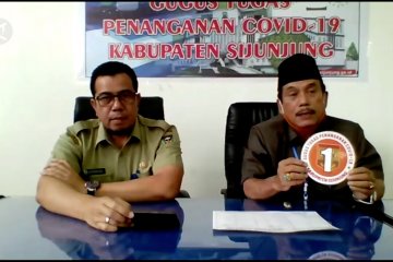 Di Sijunjung kendaraan pengangkut barang dipasangi stiker COVID-19