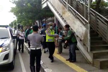 Petugas gabungan di Jakarta Utara bagikan beras bantuan presiden