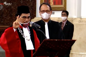 Presiden Jokowi kembali lantik Manahan Sitompul sebagai Hakim MK