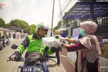 Sekretariat Presiden bagikan nasi kotak kepada pengojek daring