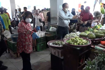 Tri Rismaharini sosialisasi PSBB di Pasar Genteng Baru Surabaya
