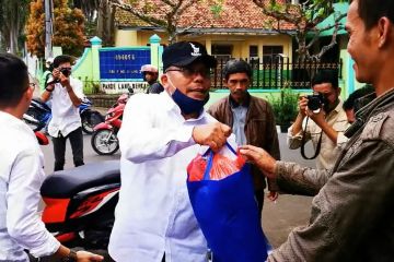 Tukang ojek pangkalan sumringah terima bantuan pangan