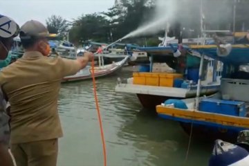 Di Bangka, perahu nelayan juga disemprot disinfektan