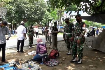 Di Ngawi, petugas bubarkan pasar dadakan di pinggir jalan