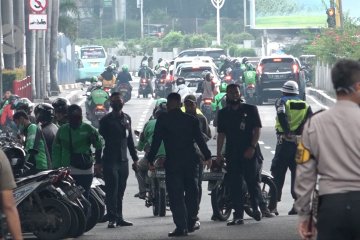 Pemberlakuan PSBB, petugas patroli bubarkan kerumunan di Jakarta