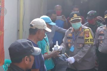 Polisi bagikan ribuan masker kepada masyarakat di pasar tradisional