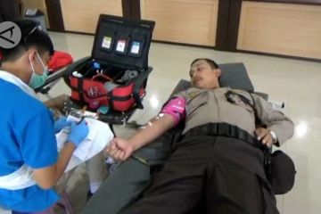 Stok darah menipis, personel Polres Pandeglang donor darah