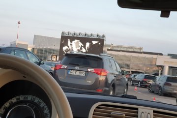 Bandara sepi jadi bioskop dadakan di Lithuania