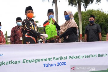 Gubernur Jambi: pemerintah terus tingkatkan perhatian pada buruh