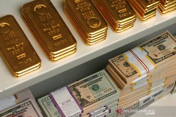 Harga emas jatuh 13,4 dolar, tertekan lonjakan obligasi dan greenback