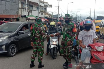 Tentara-polisi di Mimika terus razia pemakaian masker bagi pengendara