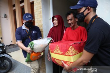 Dukung PSBB, Pupuk Indonesia bagikan sembako kepada warga Kemanggisan