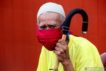 Distribusi masker ke panti jompo