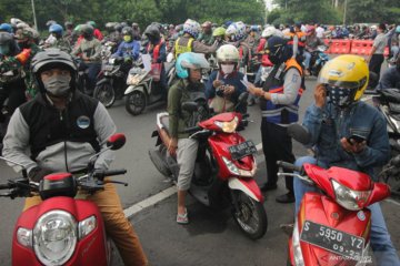 Banyak pengendara motor masih berboncengan saat PSBB Surabaya