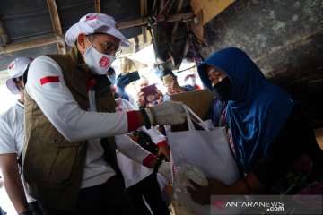 Sandiaga bantu anak-anak pemulung Bantar Gebang