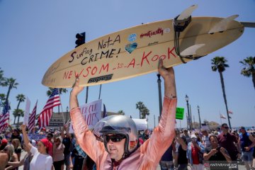 Masyarakat protes penutupan pantai di California