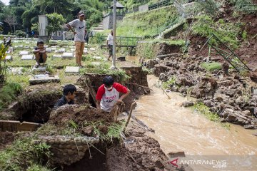 Makam longsor akibatkan jenazah hanyut ke sungai di Bandung