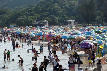 Tidak ada kasus baru COVID-19 di Hongkong, warga berlibur di pantai