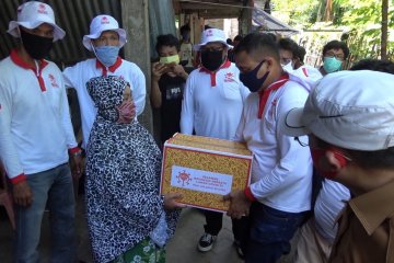 Relawan COVID-19 Sandiaga Uno bagikan sembako dan masker di Makassar