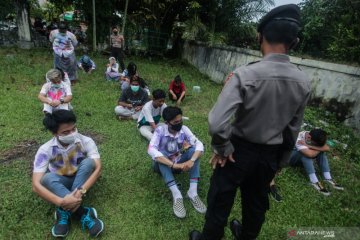 Polizi razia pelajar yang rayakan kelulusan saat pandemi COVID-19