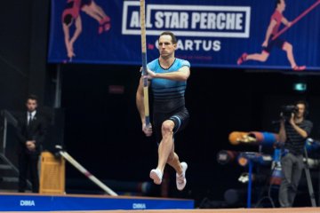 Duplantis dan Lavillenie juara bersama lompat galah kebun