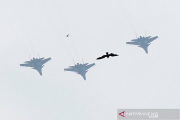 Terbang formasi pesawat tempur India simbol solidaritas bagi pejuang COVID-19
