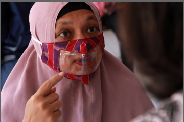 Warga Kota Kediri membuat masker ramah bagi difabel