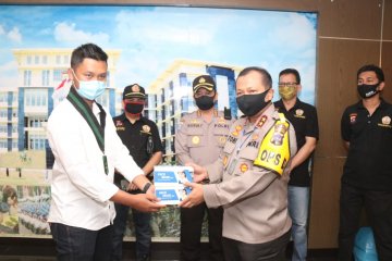 Polda Sumbar salurkan bantuan ribuan masker kepada warga melalui HMI