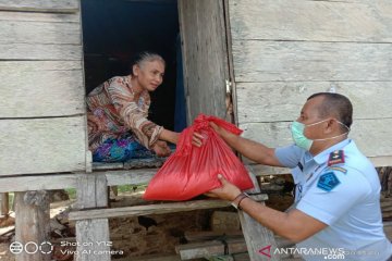 Rutan Raha bagikan sembako pada warga dan keluarga narapidana