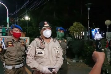 Pemberlakuan PSBB, Satpol PP Makassar tutup paksa restoran