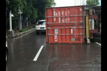 Truk terguling di Jalan S Parman sebabkan kemacetan lalin