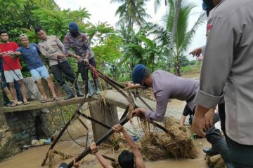 Banjir Cilegon surut warga dan aparat bersihkan lingkungan